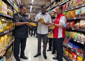 S. JEGAN (tengah) memeriksa pek minyak masak yang dijual di pasar raya sewaktu pemantauan di Seberang Jaya, Pulau Pinang, hari ini. - Pix: SITI NUR MAS ERAH AMRAN