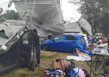 KEADAAN sebahagian kanopi peniaga yang diterbangkan angin kencang dalam kejadian ribut di Pantai Sura, Dungun, hari ini. - UTUSAN/NIK NUR IZZATUL HAZWANI NIK ADNAN