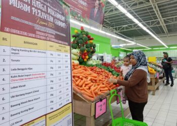 SEORANG pelanggan memilih lobak merah yang tersenarai dalam SHMMP Krismas 2023 di sebuah pasar raya besar di Kuala Terengganu, petang ini. - UTUSAN/TENGKU DANISH BAHRI TENGKU YUSOFF
