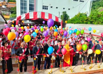 CHOW Kon Yeow (tengah) merasmikan majlis pecah tanah pembinaan bangunan tambahan Hospital Kebajikan Kek Lok Si, di George Town, Pulau Pinang hari ini.