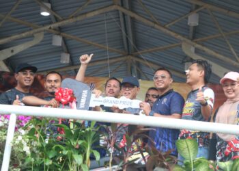 WAN ROSDY Wan Ismail (tengah) menyampaikan hadiah kepada pemenang sempena Karnival Permotoran 2 Roda Temerloh 2023 di Temerloh, Pahang. - UTUSAN/ SALEHUDIN MAT RASAD