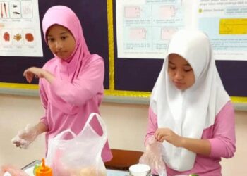 NUR Damia Qaisara Mohd. Sabre (kiri) ditemukan lemas selepas tiga dikhuatiri hilang selepas terjatuh ke dalam alur sungai di Kampung Dusun Petai, Rantau Panjang, Kelantan.