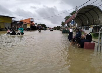 LALUAN masuk ke pekan Rantau Panjang, Kelantan ditenggelami air pada petang tadi-ROHANA ISMAIL
