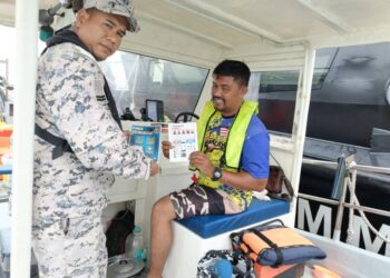 ANGGOTA Maritim Malaysia Pulau Pinang mengedarkan pelekat maklumat keselamatan di laut kepada pengusaha bot di sekitar kawasan perairan Pulau Pinang, semalam.