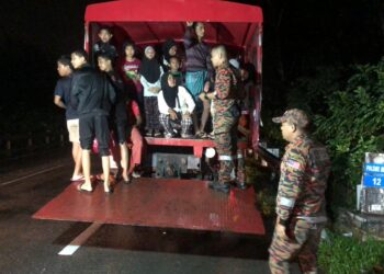 ANGGOTA bomba giat memindahkan mangsa yang terjejas akibat banjir di Kelantan malam tadi-IHSAN BOMBA