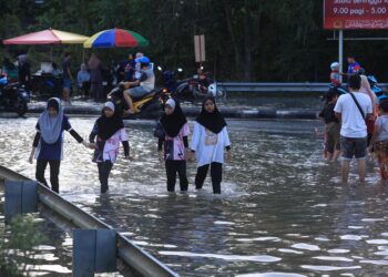 POLIS Kelantan mengingatkan orang ramai supaya memantau pergerakan anak-anak sepanjang musim banjir-UTUSAN/KAMARUL BISMI KAMARUZAMAN.