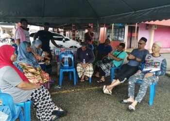 ABDUL Aziz Mamat (kanan) bersama  penduduk Kampung Paya Besar yang berpindah ke PPS SK Kuala Berang, hari ini. - UTUSAN/NOOR HAYATI MAMAT