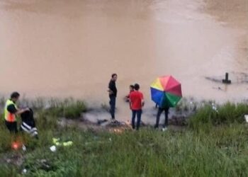 ORANG ramai membantu menyelamatkan mangsa yang terjatuh ke tebing lebuh raya yang dipenuhi air selepas kenderaan dinaiki mereka terbabas di Kilometer 372, LPT2 berhampiran Bukit Besi, Dungun, petang semalam. - UTUSAN/NIK NUR IZZATUL HAZWANI NIK ADNAN