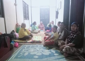 SEBAHAGIAN daripada mangsa banjir yang dipindahkan ke PPS Kompleks  Taman Negara Endau-Rompin, Mersing.