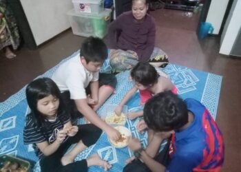 SEBUAH keluarga mangsa banjir yang ditempatkan di PPS Kompleks Taman Negara Endau-Rompin, Mersing menikmati makanan yang disediakan.