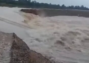 TANGKAP layar keadaan benteng Projek Pembangunan Lembangan Sungai Bersepadu (PLSB) Sungai Golok di Kampung Lancang, Rantau Panjang, Kelantan yang pecah semalam.