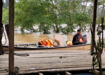 PERKHIDMATAN bot menjadi 'talian hayat' penduduk di lima buah kampung di Pasir Kelang, Kuala Krai, Kelantan-UTUSAN/MUSTAQIM