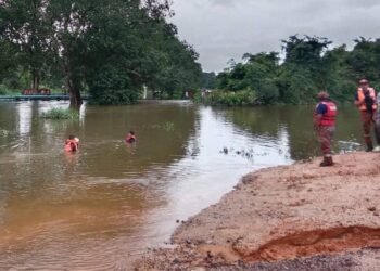 ANGGOTA PPDA dari Balai Bomba dan Penyelamat Kuala Terengganu  menjalankan operasi mencari kanak-kanak yang dikhuatiri lemas di Sungai Tok Hakim, Kuala Terengganu, petang ini. - UTUSAN/TENGKU DANISH BAHRI TENGKU YUSOFF