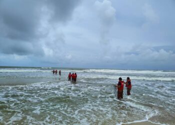 ANGGOTA bomba melakukan operasi SAR warga Singapura yang hilang selepas beriadah di pantai dekat sebuah hotel terkemuka di Desaru, Kota Tinggi.