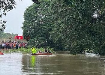ANGGOTA bomba melakukan operasi dan menyelamat mangsa lemas di Sungai Tok Hakim dekat Kampung Tok Hakim, Kuala Terengganu. petang tadi. - UTUSAN/TENGKU DANISH BAHRI TENGKU YUSOFF
