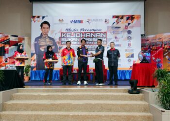 ADAM ADLI Abd. Halim (tiga dari kanan) menyampaikan plak kepada ketua kontinjen IPTS yang bertanding pada Majlis Perasmian Kejohanan Sukan Masiswa Zon Selatan 2023 di Bukit Beruang, Melaka. - UTUSAN/MUHAMMAD SHAHIZAM TAZALI