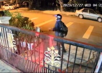 TANGKAP layar video yang menunjukkan seorang suspek menyimbah cat merah pada rumah dalam kejadian di Taman Kuala Bekah, Kepala Batas, Pulau Pinang kelmarin. - Pic: IHSAN POLIS