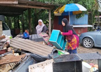 PENDUDUK terpaksa membuang perkakasan rumah yang rosak akibat ditenggelami air  dalam kejadian banjir di Ketengah Jaya, Dungun. - UTUSAN/NIK NUR IZZATUL HAZWANI NIK ADNAN