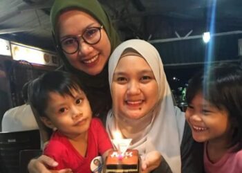 GAMBAR kenangan Mira Sharmila Samsusah (belakang) yang dilaporkan hilang sejak 14 Disember lalu ketika bersama Norisham sebelum ini.