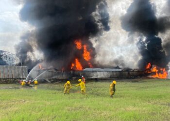 KEADAAN kebakaran sebuah gudang menyimpan pelbagai jenis perkakasan termasuk cat di Jalan Permatang Janggus, Permatang Pauh, Pulau Pinang, hari ini. - Pic: IHSAN BOMBA