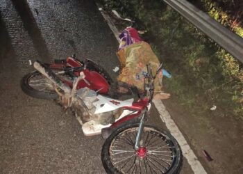 KEADAAN mayat Muhammad Danial Haikal Ruhadi yang maut selepas motosikal yang ditunggang terlanggar seekor lembu di Jalan Kampung Guntung Luar - Kampung Pancur Merah, Setiu, pagi tadi. - UTUSAN/WAN ZURATIKAH IFFAH WAN ZULKIFLI