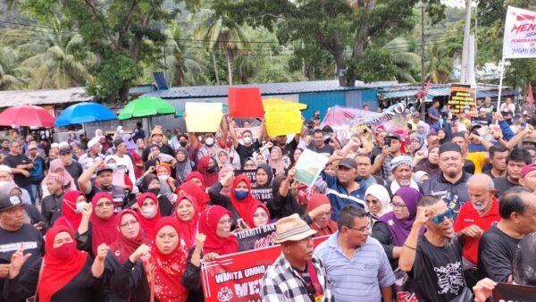 Lebih 1,000 penduduk Teluk Kumbar berhimpun bantah projek asrama warga asing