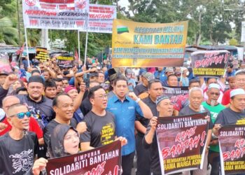 SEBAHAGIAN daripada penduduk Teluk Kumbar, Bayan Lepas, Pulau Pinang bersama-sama pemimpin politik dan NGO daripada pelbagai latar belakang mengadakan demonstrasi aman membantah rancangan projek asrama pekerja warga asing di situ, hari ini.