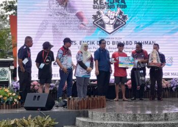 DAUD Abd. Rahman (dua dari kanan) menyampaikan hadiah kepada pemenang Kejora Surfing Cup@Tanjung Balau Tahun 2023 di Pantai Tanjung Balau, Kota Tinggi.