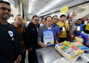 AHMAD Maslan meninjau perbelanjaan orang ramai menggunakan eMADANI di sebuah pasar raya di Putrajaya.