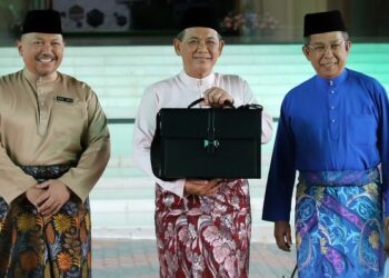 AMINUDDIN Harun (tengah) bersama Exco Kanan Kerajaan Negeri Sembilan, Datuk Seri Jalaluddin Alias (kanan) dan Setiausaha Kerajaan Negeri Sembilan, Datuk Mohd. Zafir Ibrahim sebelum membentangkan Belanjawan Negeri Sembilan Tahun 2024 yang bertemakan Bersama Membina Negeri Madani di DUN Negeri Sembilan, Seremban hari ini.-UTUSAN/MOHD. SHAHJEHAN MAAMIN.