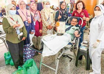 SEORANG kakitangan hospital, Mat Zamani Jarik menderma darah sambil diperhati Dr. Mithali Abdullah @ Jacquiline Sapen (lima kiri) dan Coral Koay Meow Im (dua kanan) sempena Kempen Derma Darah 2023 di Lobi Hospital Sultan Abdul Halim (HSAH) Sungai Petani, Kedah baru-baru ini. – UTUSAN/ABD RAZAK OSMAN