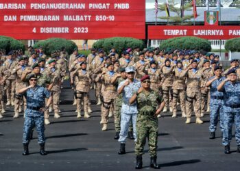 MOHAMMAD Ab Rahman (hadapan) pada Majlis Perbarisan Penganugerahan Pingat Perkhidmatan Negara Bangsa-Bangsa Bersatu (PNBB) dan Pembubaran Malbatt 850-10 di Padang Kawad, Pusat Latihan Asas Tentera Darat (Pusasda), Port Dickson hari ini.-UTUSAN/MOHD. SHAHJEHAN MAAMIN.