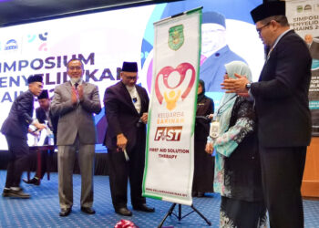 DR. FAUDZINAIM Badarudin (tiga dari kanan) menyempurnakan simbolik pelancaran aplikasi E-Terapi Sakinah pada majlis perasmian Simposium Penyelidikan MAINS 2023 di Seremban hari ini.-UTUSAN/MOHD. SHAHJEHAN MAAMIN