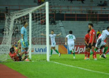 YUKI Tanigawa meraikan gol jaringannya dalam aksi Liga Super menemukan Negeri Sembilan dan Kuching City di Stadium Tuanku Abdul Rahman, Paroi, Seremban, hari ini.-UTUSAN/MOHD. SHAHJEHAN MAAMIN.