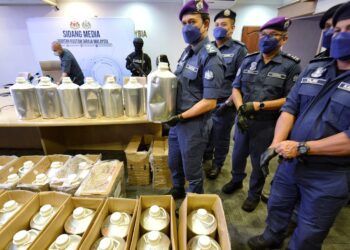 SAZALI MOHAMAD (tengah) menunjukkan barang rampasan 72 botol aluminium yang mengandungi bahan cecair disyaki dadah berbahaya jenis Fentanyl pada sidang akhbar di Ibu Pejabat Narkotik JKDM Kampung Jijan, Nilai, Seremban di hari ini.-UTUSAN/MOHD. SHAHJEHAN MAAMIN.