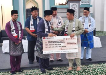 AMINUDDIN Harun (dua dari kanan) menyerahkan cek replika hasil kutipan Tabung Prihatin Palestin Kerajaan Negeri Sembilan kepada Ketua Pegawai Eksekutif, Global Peace Mission (GPM) Malaysia, Ahmad Fahmi Mohd. Samsudin pada Majlis Penyerahan Projek Majlis Saidatina Aisyah, Bandar Seremban Selatan di Seremban hari ini.-UTUSAN/BADRUL HAFIZAN MAT ISA.