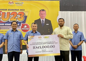 AHMAD Sabki Yusof (tiga kiri) menyampaikan replika cek kepada wakil penerima Agihan Wakalah Zakat Korporat SSM pada Majlis Perasmian Program Bimbingan Usahawan 2023 (PBU23) Peringkat Negeri Kedah & Perlis (Zon Utara) di Dewan Centennial, Kolej Sultan Abdul Hamid di Alor Setar.