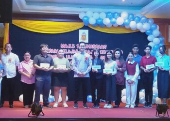 MOHAMMED Taufiq Johari (tengah) dan Siw Chun Eam (lima kanan) bergambar bersama sebahagian pelajar cemerlang yang diraikan pada majlis penghargaan sempena Ulang Tahun ke-26 YOSM di Sungai Petani.