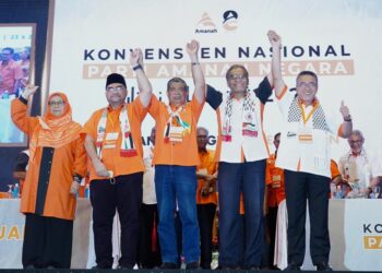 MOHAMAD Sabu berjabat tangan bersama pimpinan yang baru dilantik bagi penggal 2023 - 2026 selepas pemilihan dibuat pada Konvensyen Amanah Nasional 2023 di Klang, Selangor, semalam. - UTUSAN / AMIR KHALID