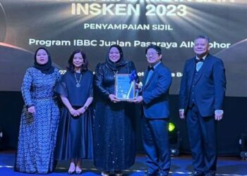 EWON Benedick menyampaikan anugerah kepada usahawan Amanah Ikhtiar Malaysia pada Majlis Graduasi Program Bimbingan Insken 2023 yang diadakan di Bangi pada Sabtu lepas. - IHSAN INSKEN