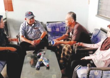AZRA IZZAREEN Md. Azizuddin (kanan) dan ayahnya menerima kunjungan Mohd. Youzaimi (tiga dari kanan) di rumah sewa mereka di Taman Sri Mersing, Mersing, Johor.