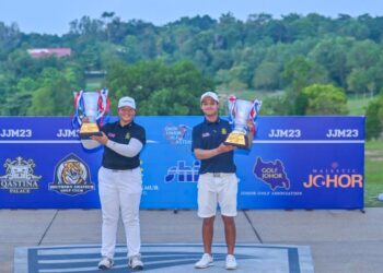 ANSON Yeo (kanan) dan Jing Xuen bersama trofi selepas masing-masing muncul juara keseluruhan pada Kejohanan Johor Junior Golf Masters 2023. 