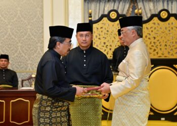 JOHARI Abdul Ghani semasa  Upacara mengangkat sumpah Lantikan baru Menteri dan Timbalan Menteri kerajaan Perpaduan. Gambar: JABATAN PENERANGAN MALAYSIA