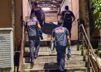 PASUKAN Forensik membuat pemeriksaan di Blok R yang menempatkan kediaman keluarga kanak-kanak lelaki autisme, Zayn Rayyan Abdul Matiin di Apartment Idaman.-UTUSAN/SADDAM YUSOFF