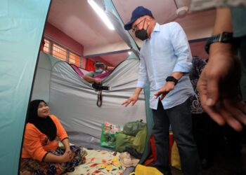 ANWAR Ibrahim melawat mangsa banjir di Pusat Pemindahan Sementara (PPS) di Sekolah Menengah Kebangsaan Agama (SMKA) Lati, Kelantan. -UTUSAN/KAMARUL BISMI KAMARUZAMAN