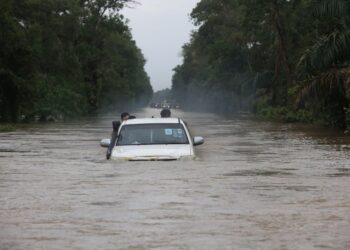 SEBUAH kenderaan pancuan empat roda meredah air banjir di Rantau Panjang, Kelantan. - UTUSAN/KAMARUL BISMI KAMARUZAMAN