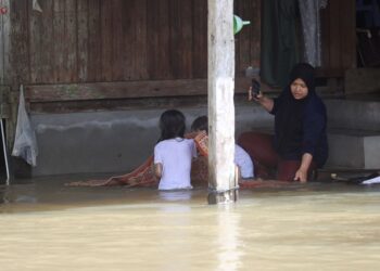 KEADAAN rumah penduduk masih ditenggelami banjir di Kampung Bendang Pak Yong, Tumpat.-UTUSAN/ KAMARUL BISMI KAMARUZAMAN