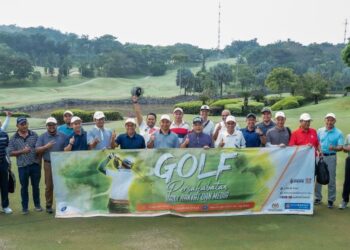 MOHAMMAD Hanis Osman (barisan depan, sembilan dari kiri) bergambar bersama peserta sebelum pertandingan Golf Persahabatan Bank Rakyat Dan Media bermula di Palm Garden Golf Club, Putrajaya, kelmarin.