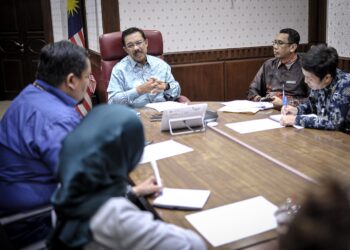 MOHD. Zuki Ali ketika ditemubual media di pejabat beliau, di Putrajaya. - UTUSAN/FAIZ ALIF ZUBIR