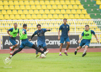 PEMAIN-Pemain Kedah Darul Aman FC menjalani  sesi latihan menjelang pertemuan menentang Selangor bagi aksi Liga Super di Stadium Darul Aman , malam ini.